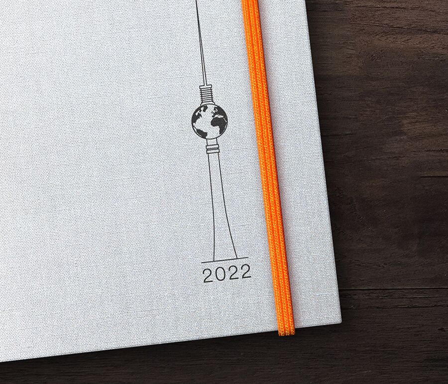 Ein Ausschnitt vom Cover des Nachhaltigkeitsplaners in der Farbe grau mit Fernsehturm und orangem Gummiband