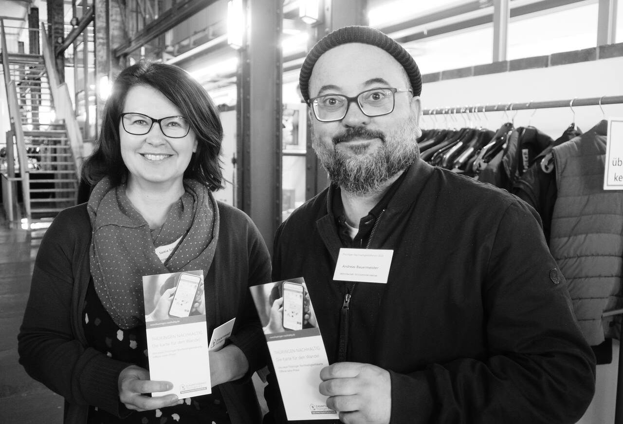 Saskia Schiller vom Nachhaltigkeitszentrum Thüringen und Andreas Bauermeister von Eco-Design Weimar präsentieren die neue Thüringer Nachhaltigkeitskarte