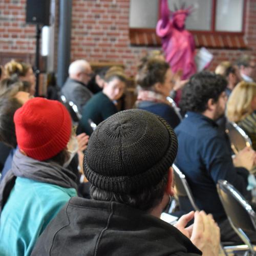 Eine Gruppe von sitzenden und zuhörenden Menschen auf der BNE-Konferenz in Hamburg