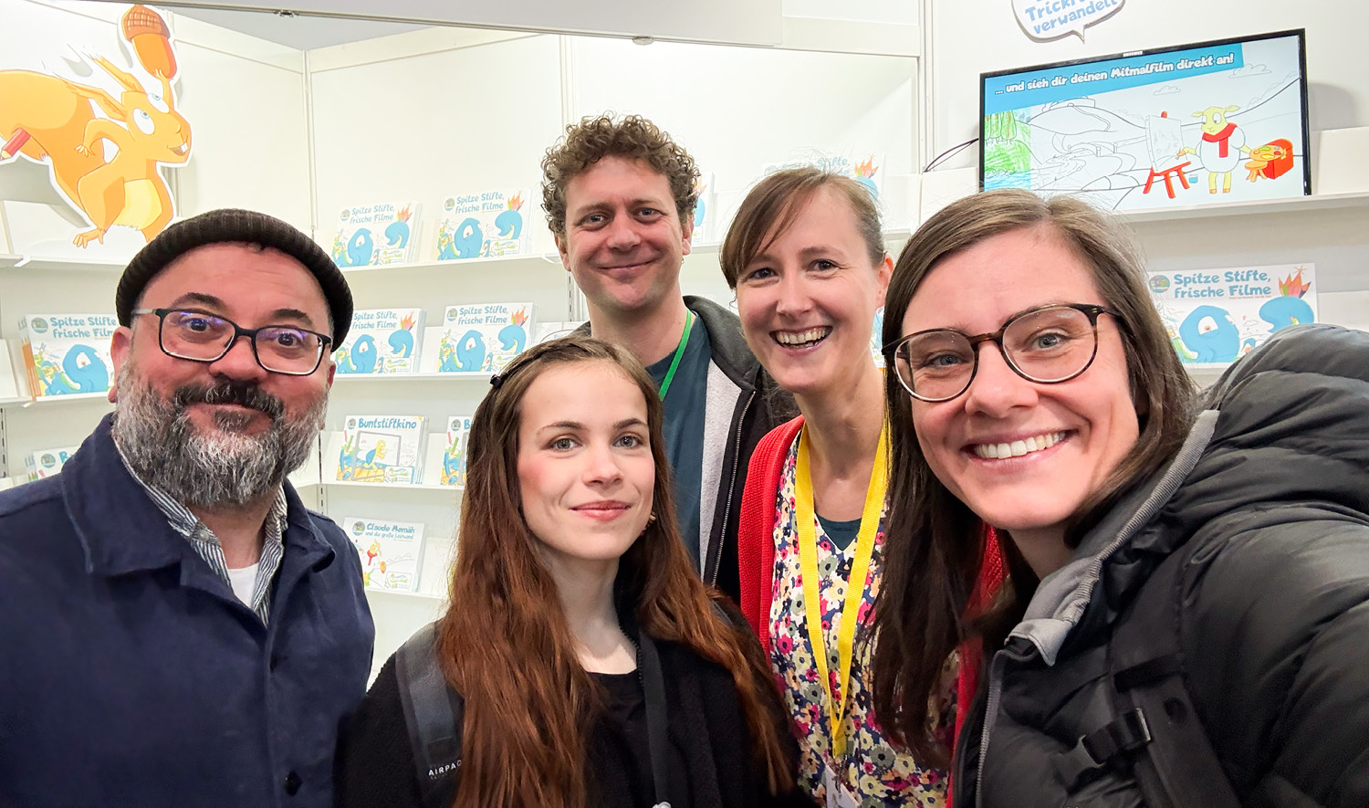 Ein gemeinsames Foto vom Möhrchenteam und dem Mitmalteam am Stand auf der Leipziger Buchmesse