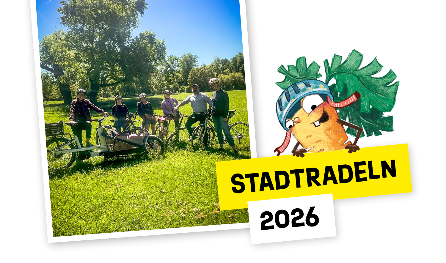 Das Möhrchenheftteam steht mit den Fahrrädern auf einer Wiese, neben dem Bild ist der Schriftzug "Stadtradeln 2026" sowie eine Illustration von Kiki Karotte.